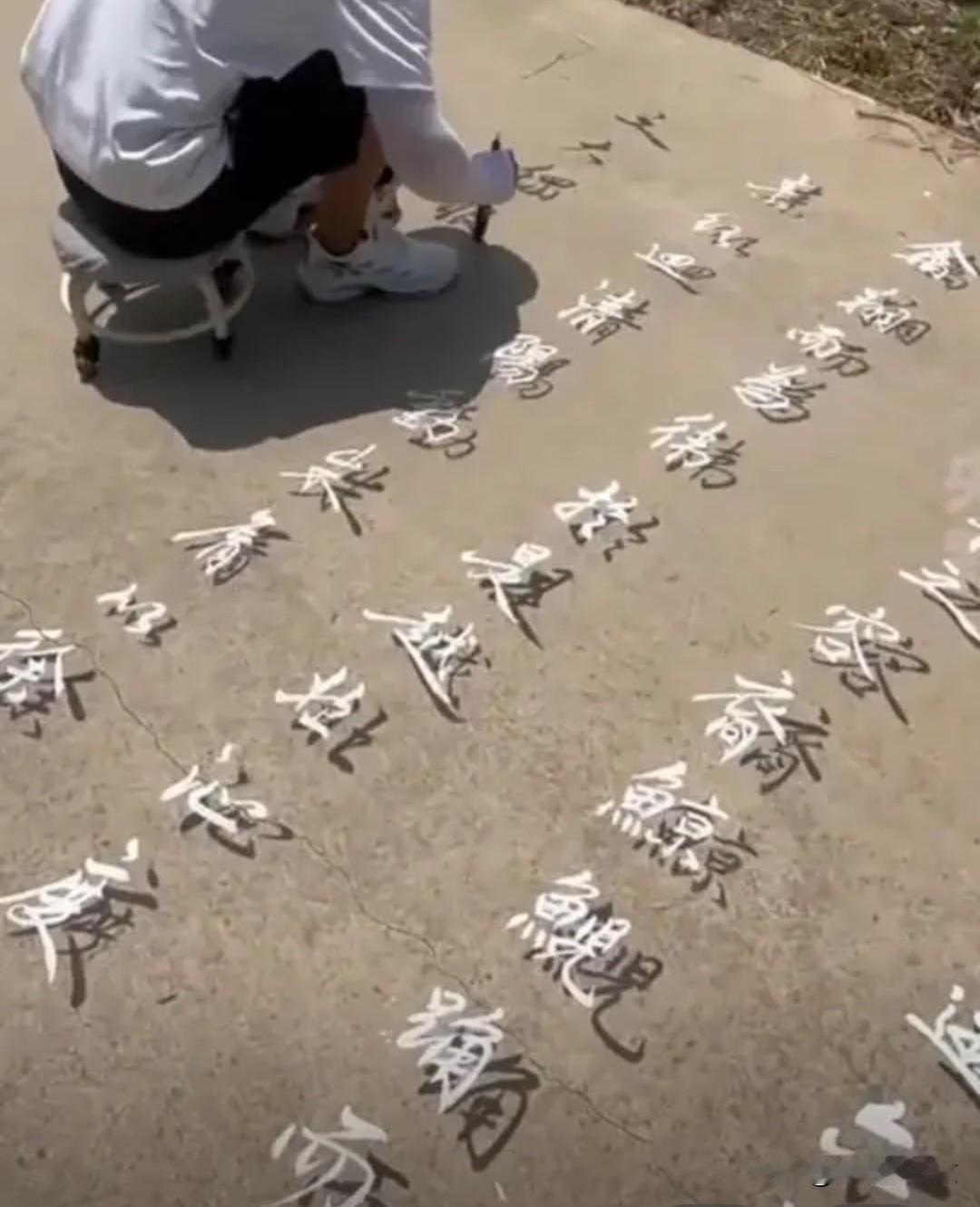 河南小伙很幸运：大热天趴水泥路上写字，火起来了！河南周口，34岁的李中会，大