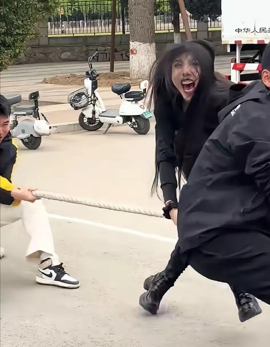 拔河美女被拍成“梅超风”，网友建议摄影师赶紧请个月假避避风头[捂脸哭]西北师范大