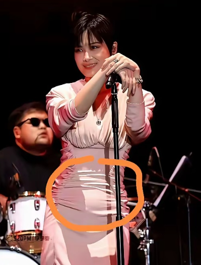 这才是好女人的本色！李宇春终于把“真女人”的一面展示出来了！演唱会上，李宇春