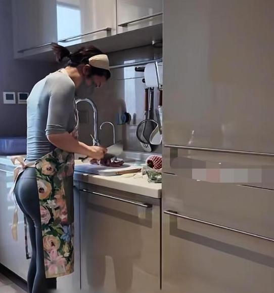 穿瑜伽裤做饭的阿姨火了！浙江有个女的想赚钱，就穿着紧身裤去别人家做饭！一天跑六