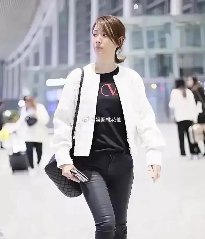 林心如白色外套干净显贵，衬出高级气质，皮裤酷劲十足，又飒又美气场拉满，时髦到发光