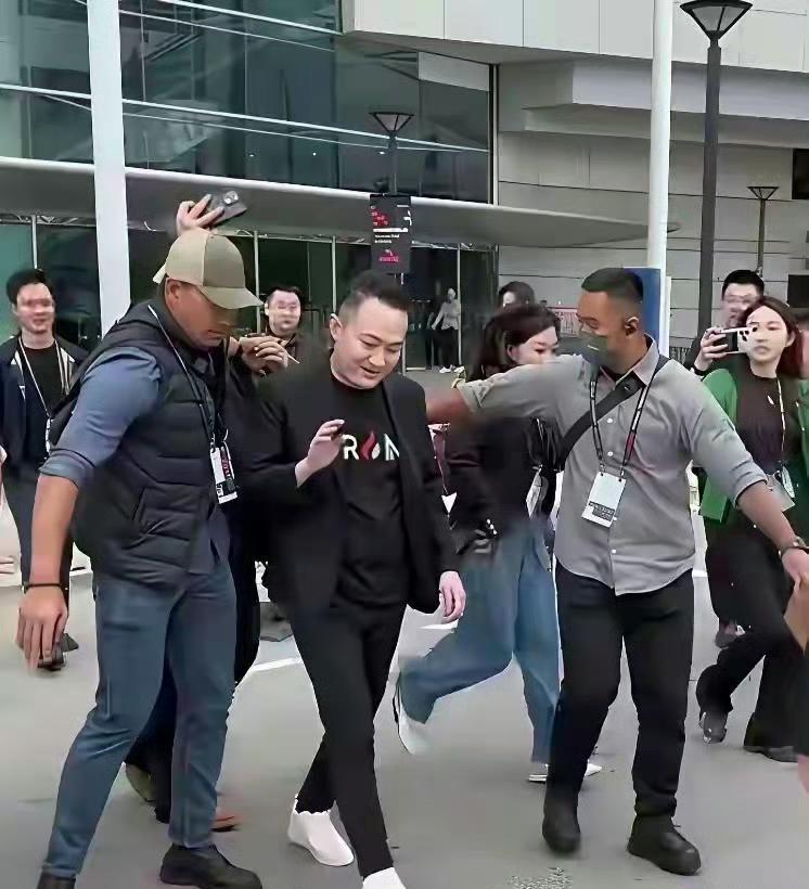 孙割这人有个毛病——永远紧身裤。出席活动穿，见大佬穿，出去玩也穿。腿裹得像两