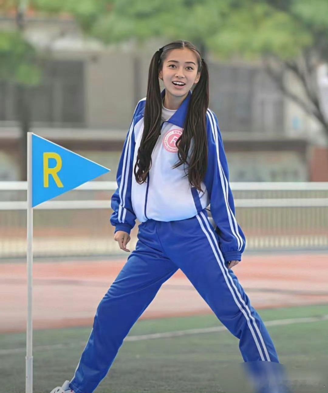 36岁杨颖真年轻，满满的少女感。