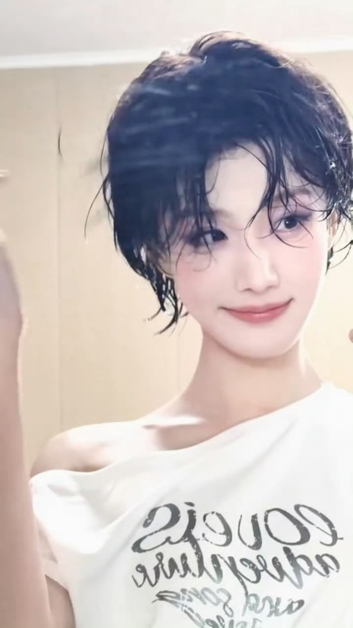卢昱晓湿短发造型，湿短发小烟熏，这个噜噜晓完全going这类型的
