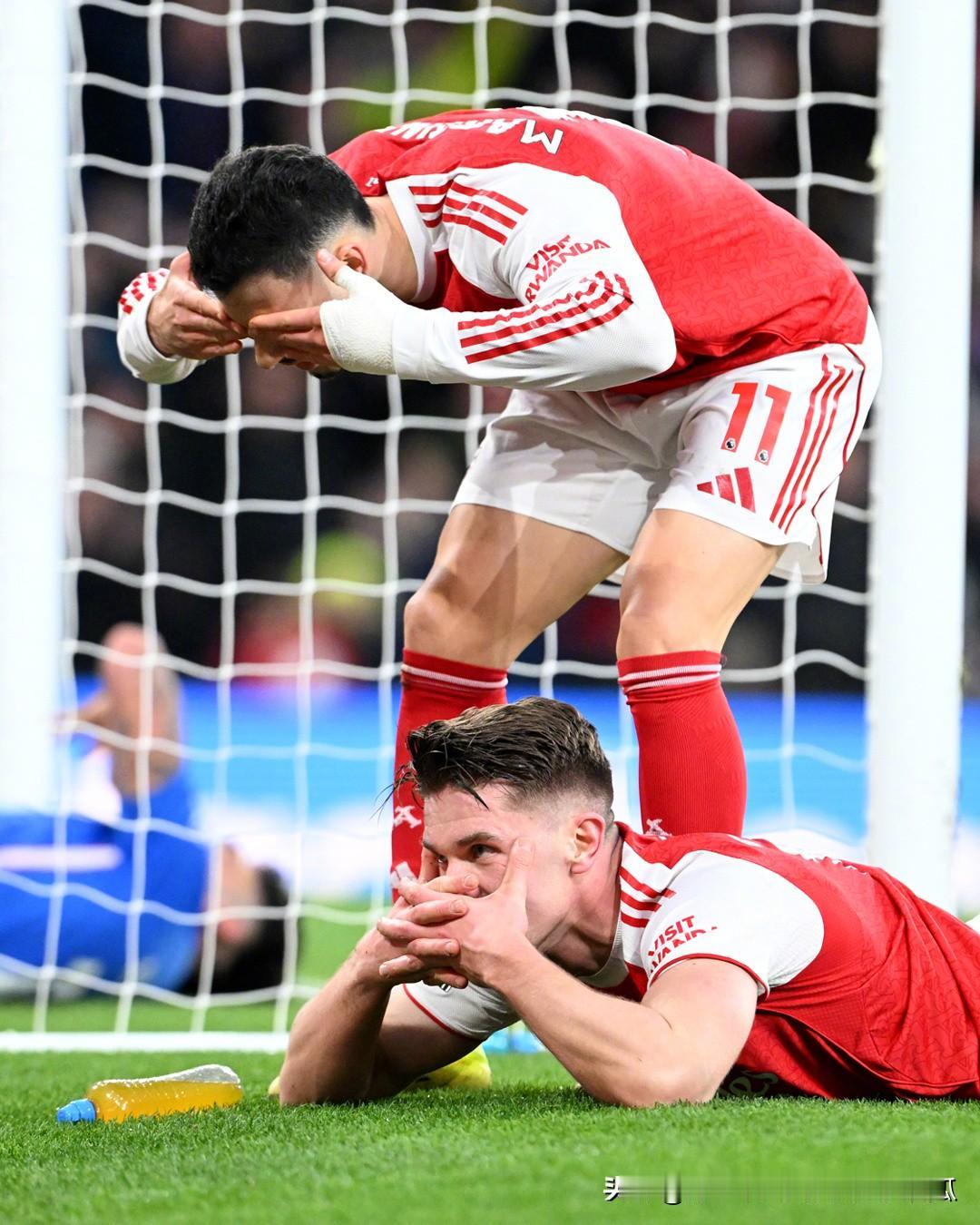 这张照片真的笑死我了，阿森纳队前锋哲凯赖什进球后来了个标志性的面罩脸庆祝动作。