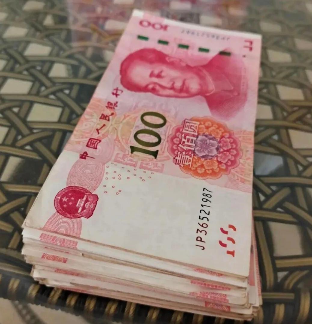 被大姐的退休工资惊到了！大姐是40年教龄的初中老师，退休工资8600多，她说虽