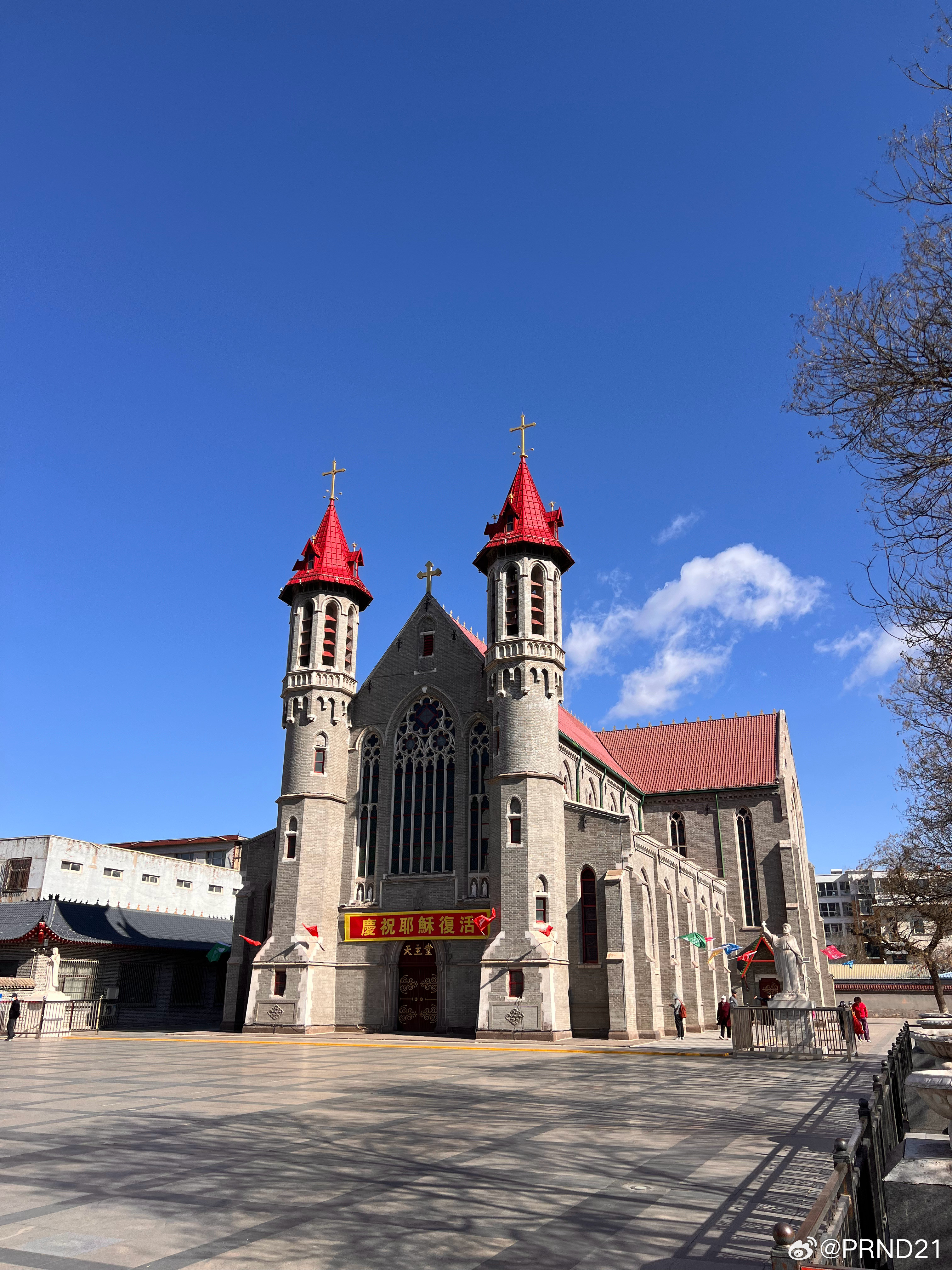 房子挺好看，不挂这个横幅我已经完全不记得复活节原本干啥的了，就记得因幡帝送巧克力