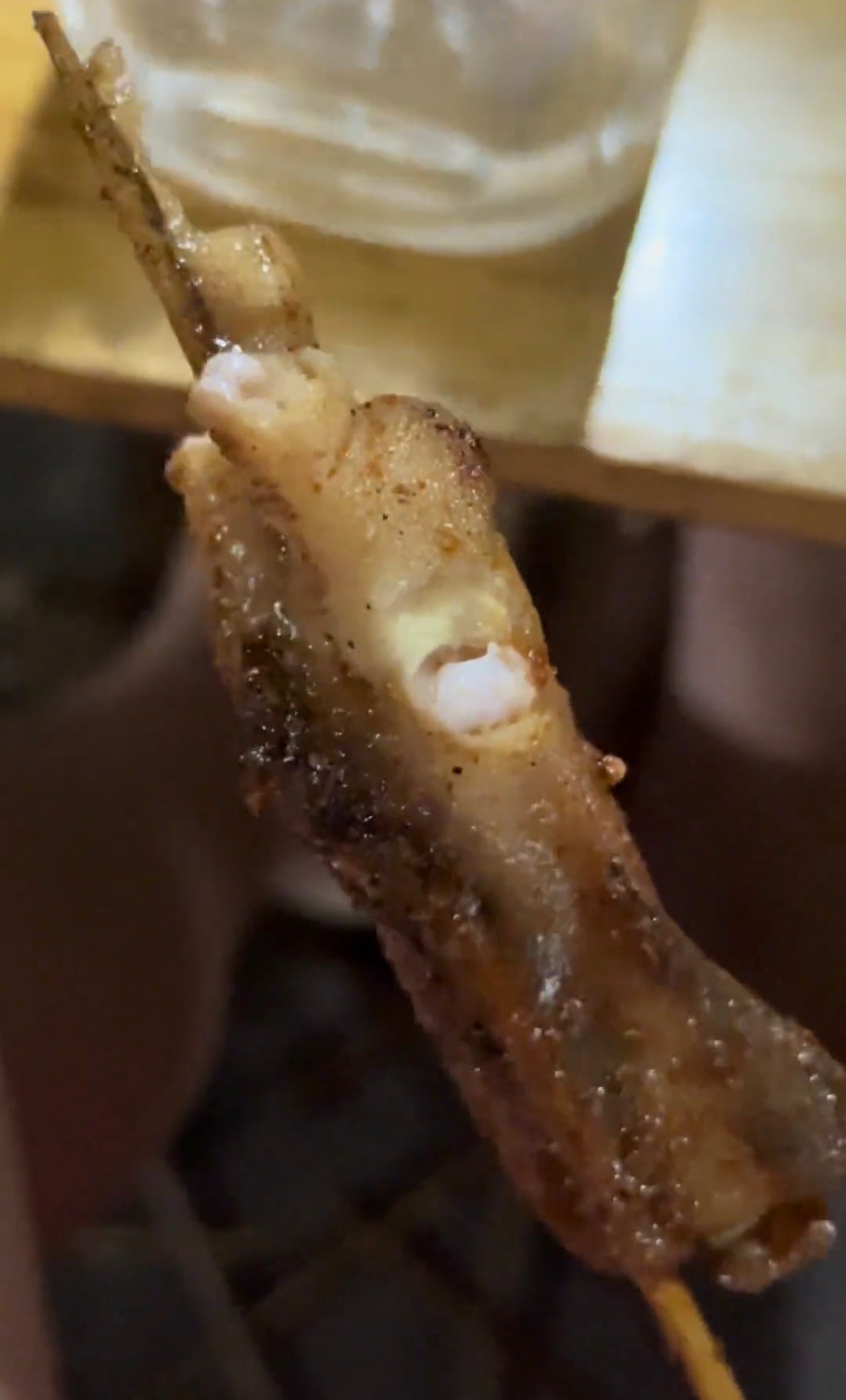 【南宁一烧烤摊的烧烤疑没有烤熟】近日，网友爆料称：广西南宁某烧烤，自从某网红博主