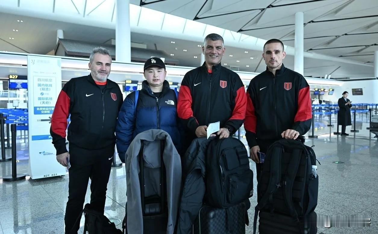 新帅到位，引援顺利，成都蓉城立即开启冬训模式！就在宣布约翰.阿洛伊西成为球队新