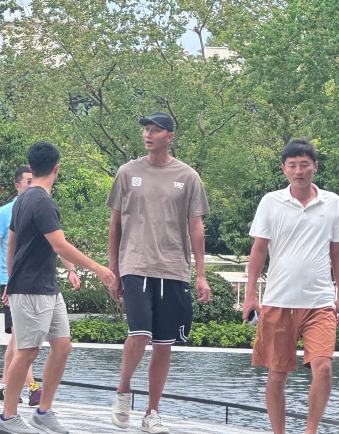 嘛呀！看易建联咋瘦成这样，都脱相了，看着还没有他身边几位壮实呢，头看着很小，脖子