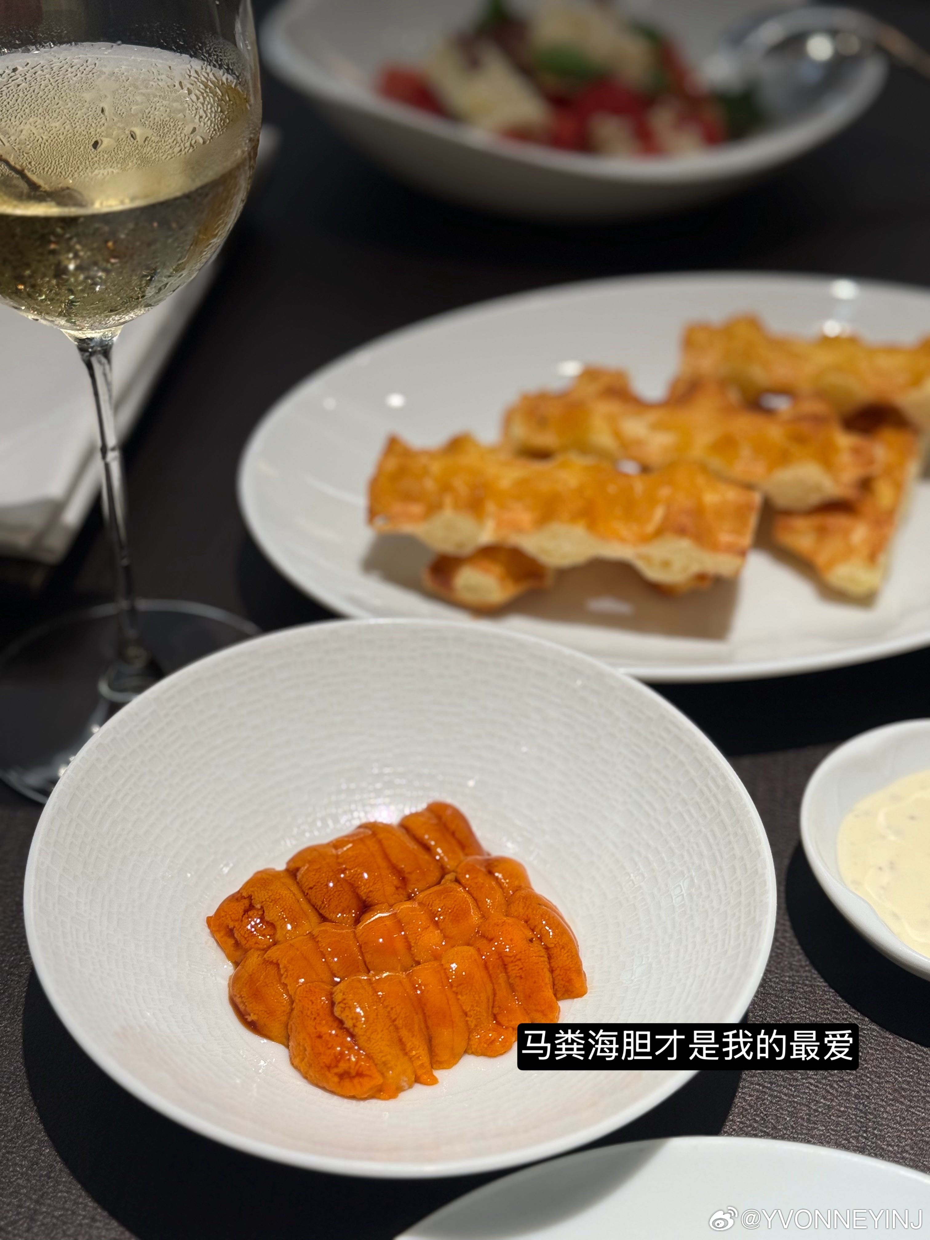 又是提前一个月才订到的餐厅很少在上海吃到创新菜还做的这么好的了​​​