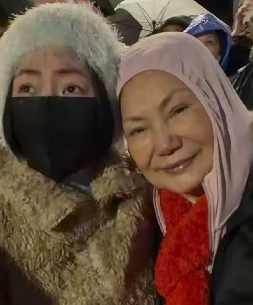 台北101的烟火，今年是演给大S看的。小S的眼眶红了。S妈的嘴角是僵的。往