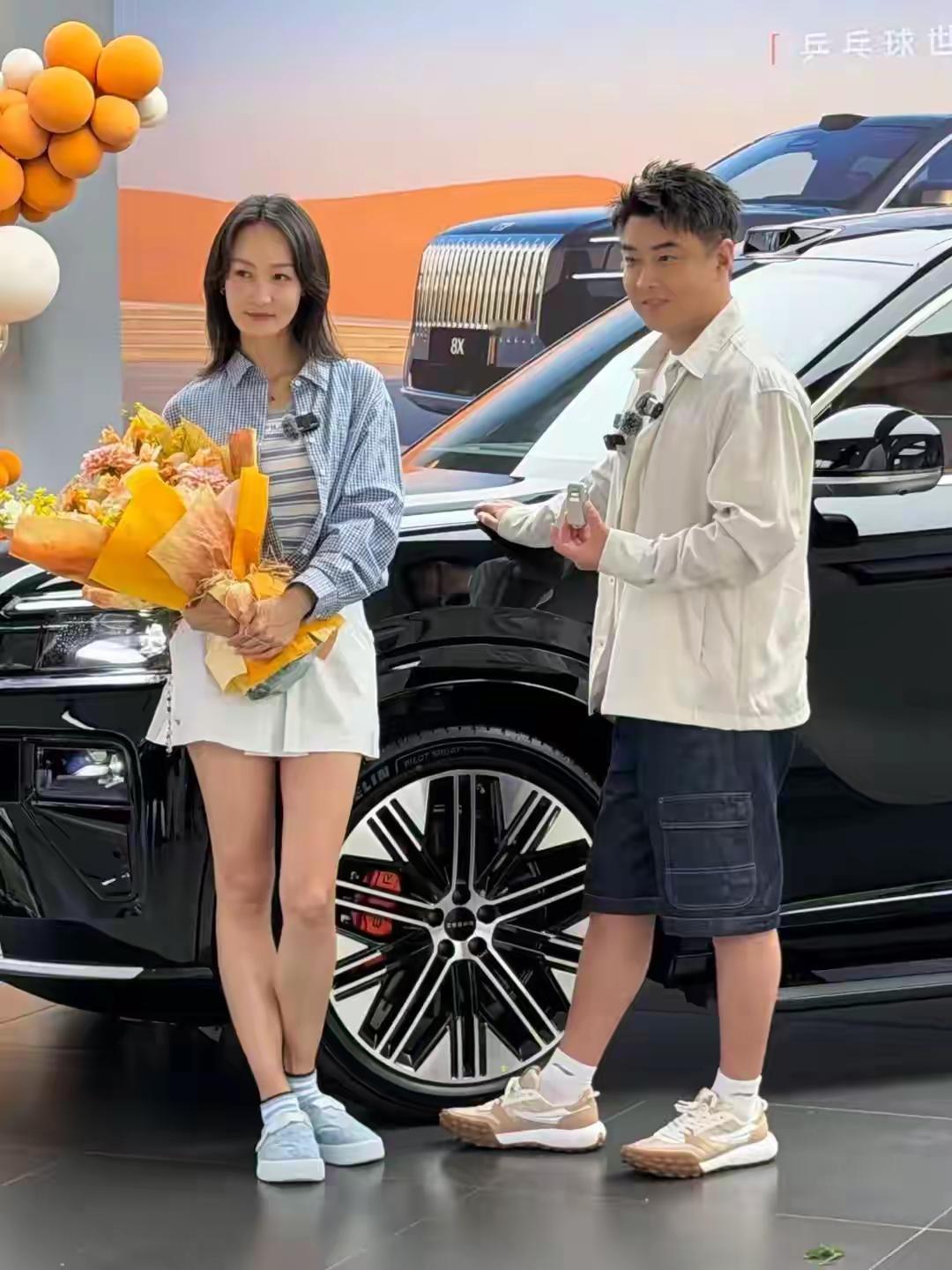 王皓刚带队拿完世乒赛冠军回京，没顾上倒时差，就带着老婆闫博雅去提新车了。当天他穿