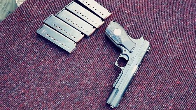 乌克兰顿涅茨克共和国生产的堡垒手枪，等于大号的tt33托卡列夫手枪。7.62和9