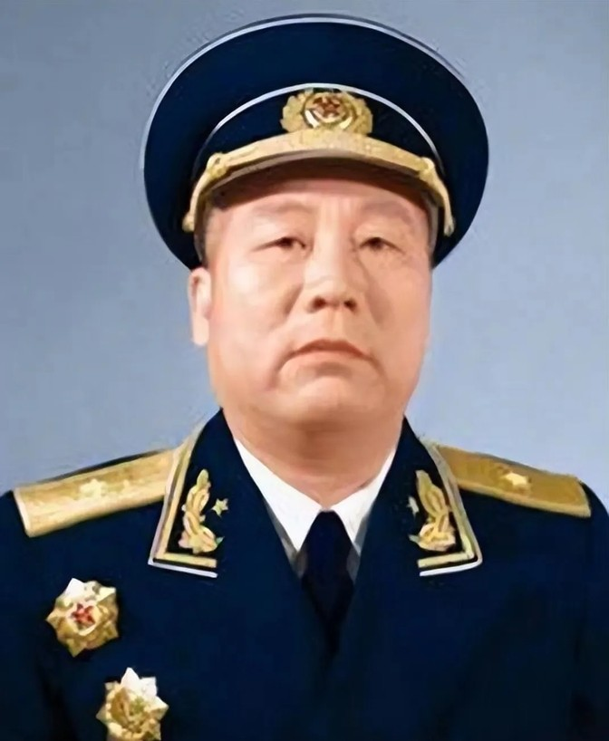 1945年，中苏军方宴会上，苏军和曾克林开玩笑，“你喝一杯酒，我就给一座军火库。