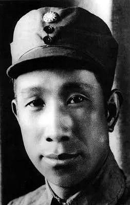 45年。粟司令员前往某部视察。在路过一条小路时发现一大獾正在刨土寻食。警卫员说：