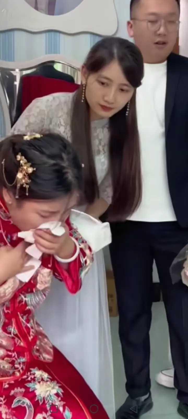 媒婆介绍，他认识了她。很快他们就确定了关系。于是他高高兴兴的去娶亲。推门一看