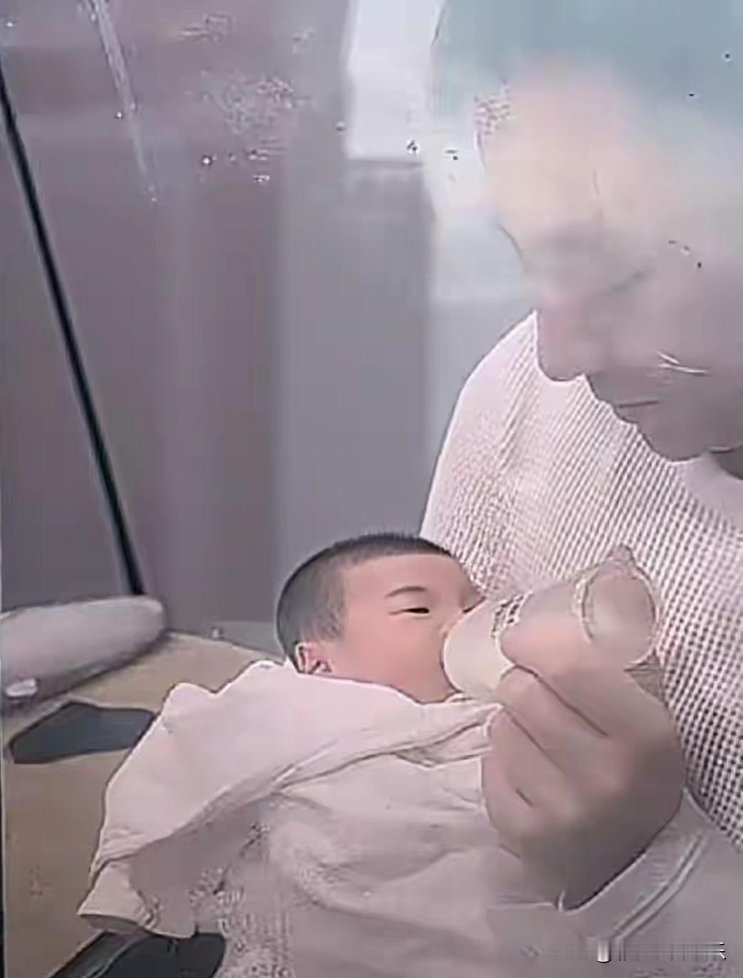 汪小菲喂奶照实在太有爱了，小七宝在他怀里很乖巧可爱，软萌软萌的。小七宝还是双