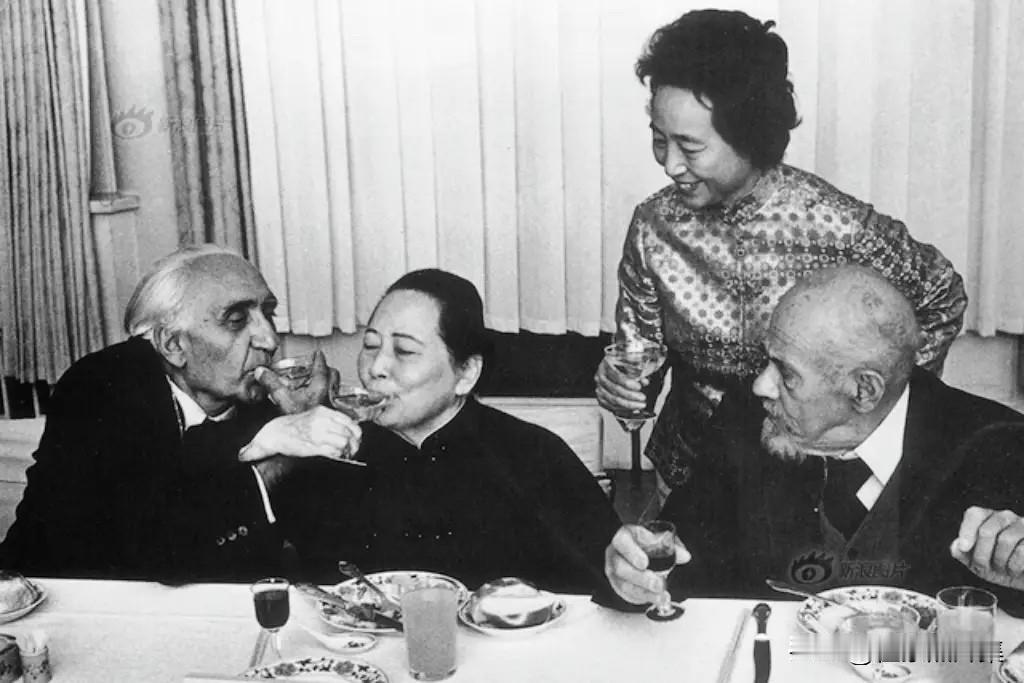 1979年9月，宋庆龄（左二）在北京西城区后海北沿家中设宴为老朋友马海德祝寿时的