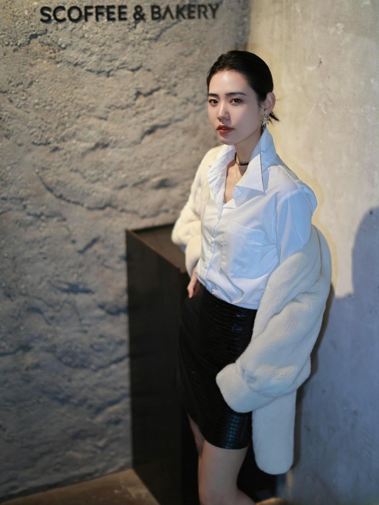 这套穿搭好有“贵气松弛感”！米白毛绒外套+白衬衫+亮面黑短裙的组合，用柔软的毛绒