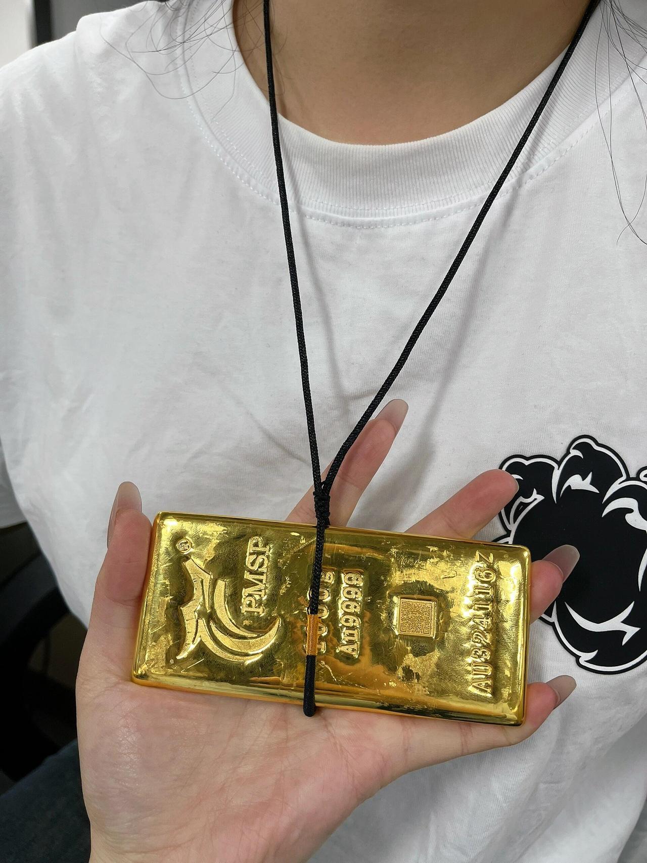 奉劝大家，不要卖黄金！不要卖黄金！你别看现在天天涨，大家都以为总有一天会