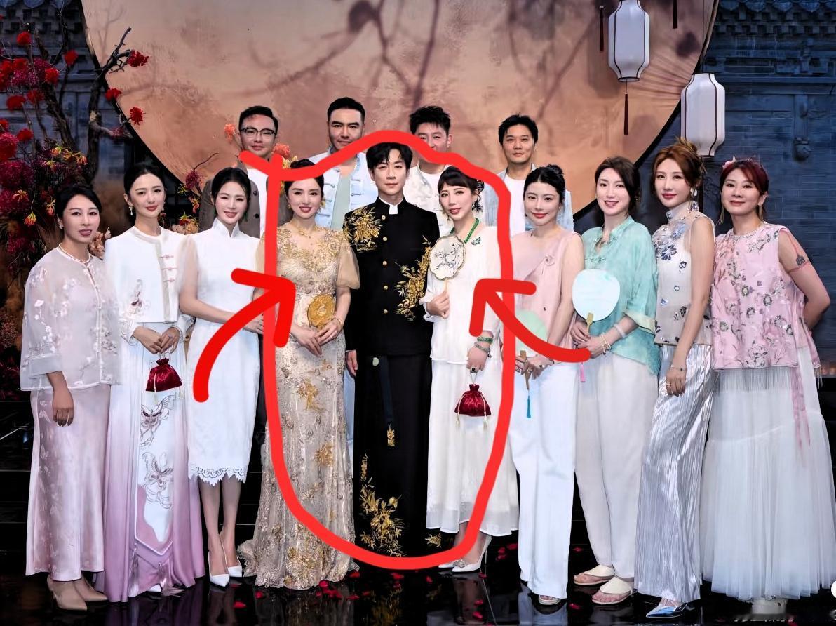 董璇啊，这还不够明显吗？明明董璇你才是新娘，结果站位却在配角位置。不知道