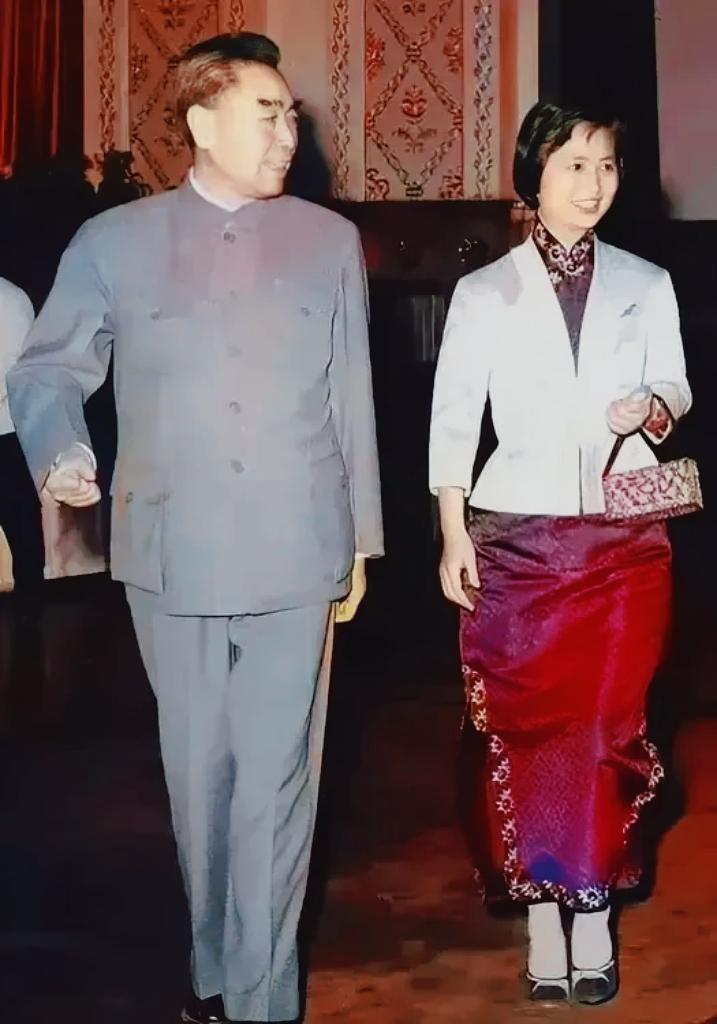 这应该是最帅总理和最美元帅夫人了吧！这是风度翩翩的周总理和才貌双全的元帅夫人张茜
