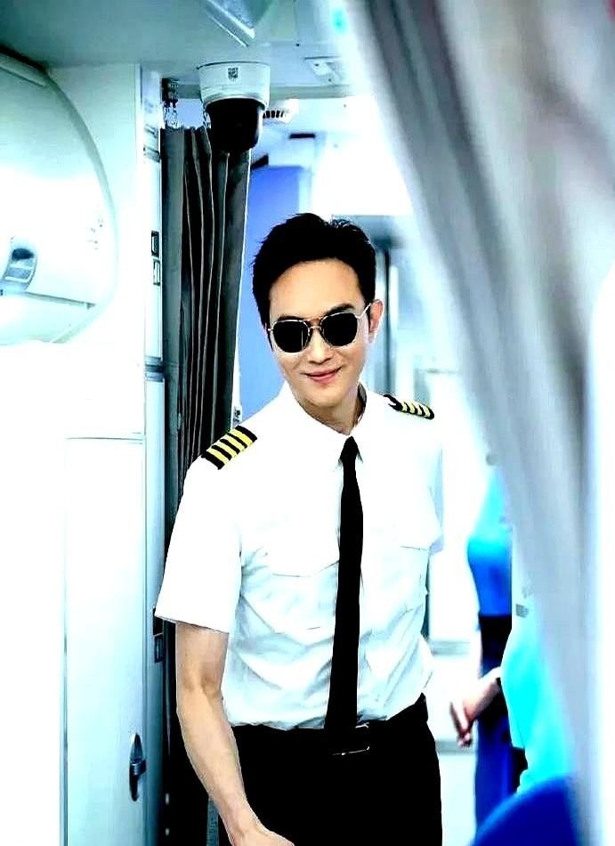 袁咏仪家里包被估算总值超过2000万港元，张智霖曾在高空蹦极时喊“不要再买包了”。2026年，50多