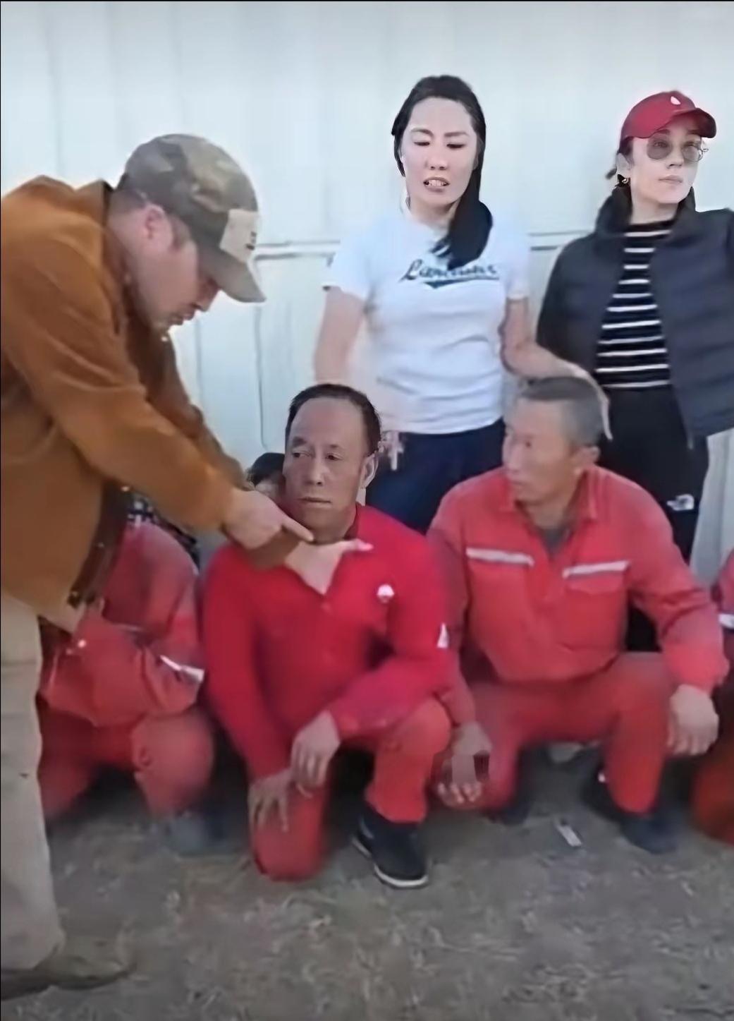 发生在蒙古国。工人们不少一把年纪的，她们是不是专捡岁数大的拍？竟然还让蹲在