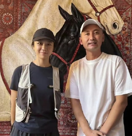 汤唯和老公金泰勇到新疆旅游，脸部素颜皮肤超好，真羡慕46岁的姐姐状态好好。