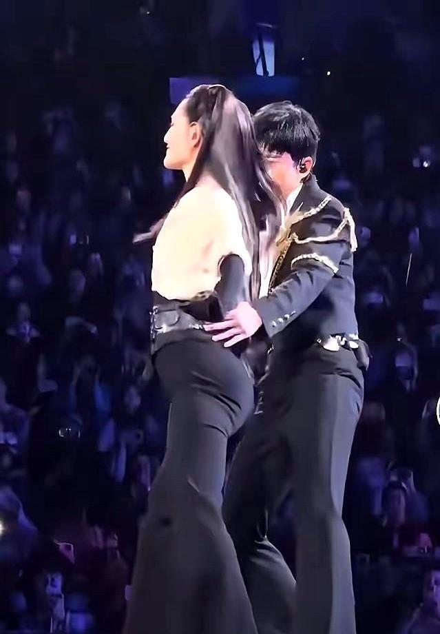 2025年红毯，臀垫移位了。杨幂低头一瞥，全场快门疯响。那不是尴尬，是行业机