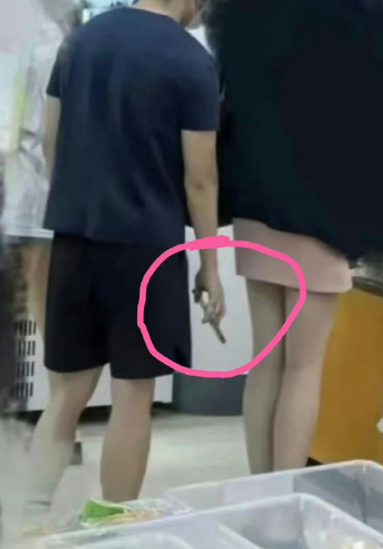 南京审计大学，男研究生被曝偷拍女生裙底，而且已被拟录用公务员！被曝光后，说爸妈