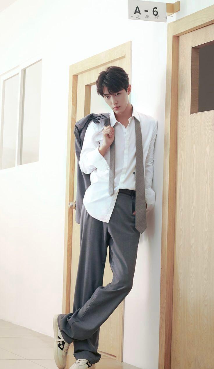 肖战的好身材，藏不住了！肖战的好身材在北京大学生电影节红毯造型再度成为热议焦点，