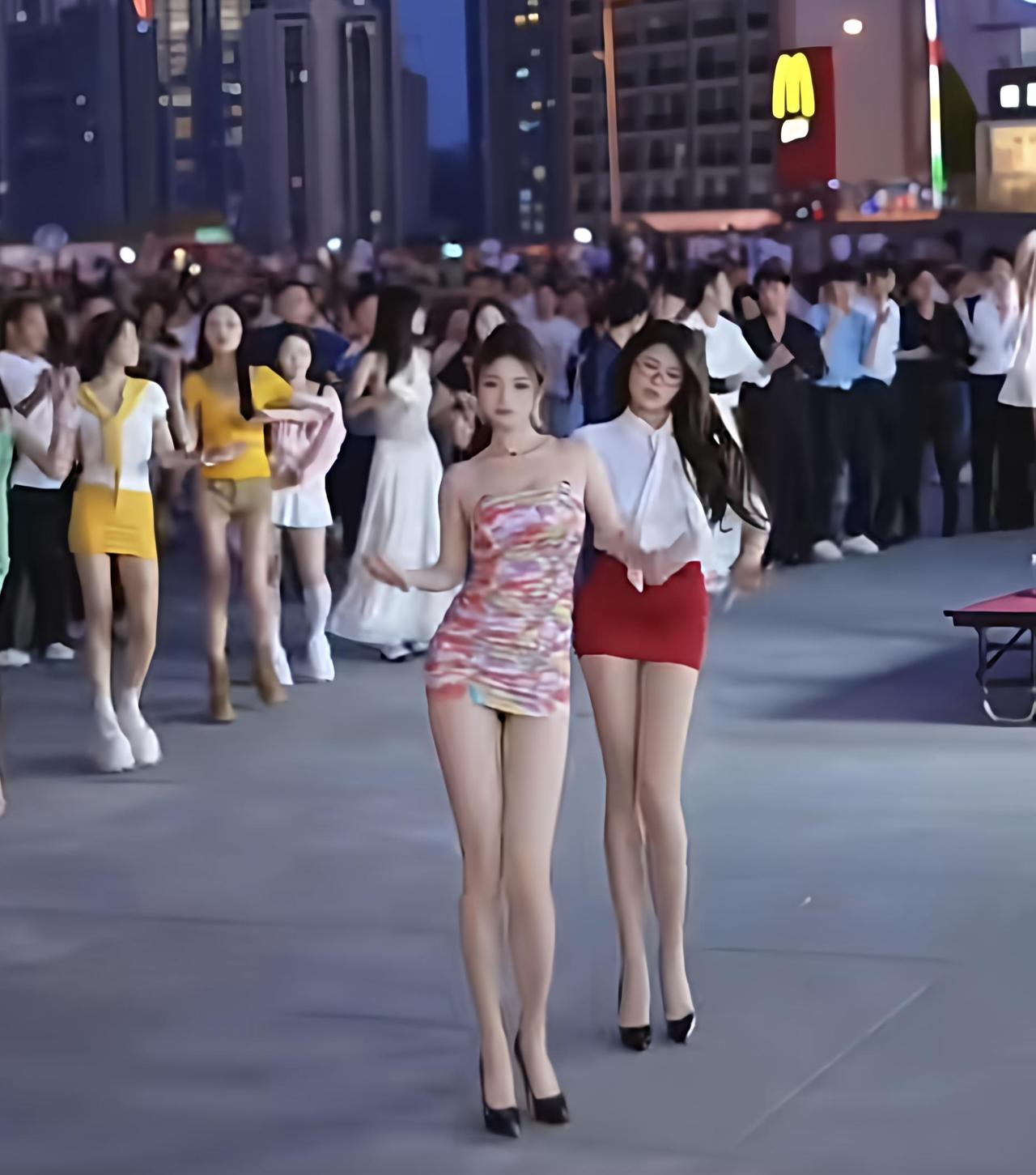 随手一拍生活的乐趣有个大叔给我说了实话，他不反感广场舞，像如图所示的女孩跳广场舞