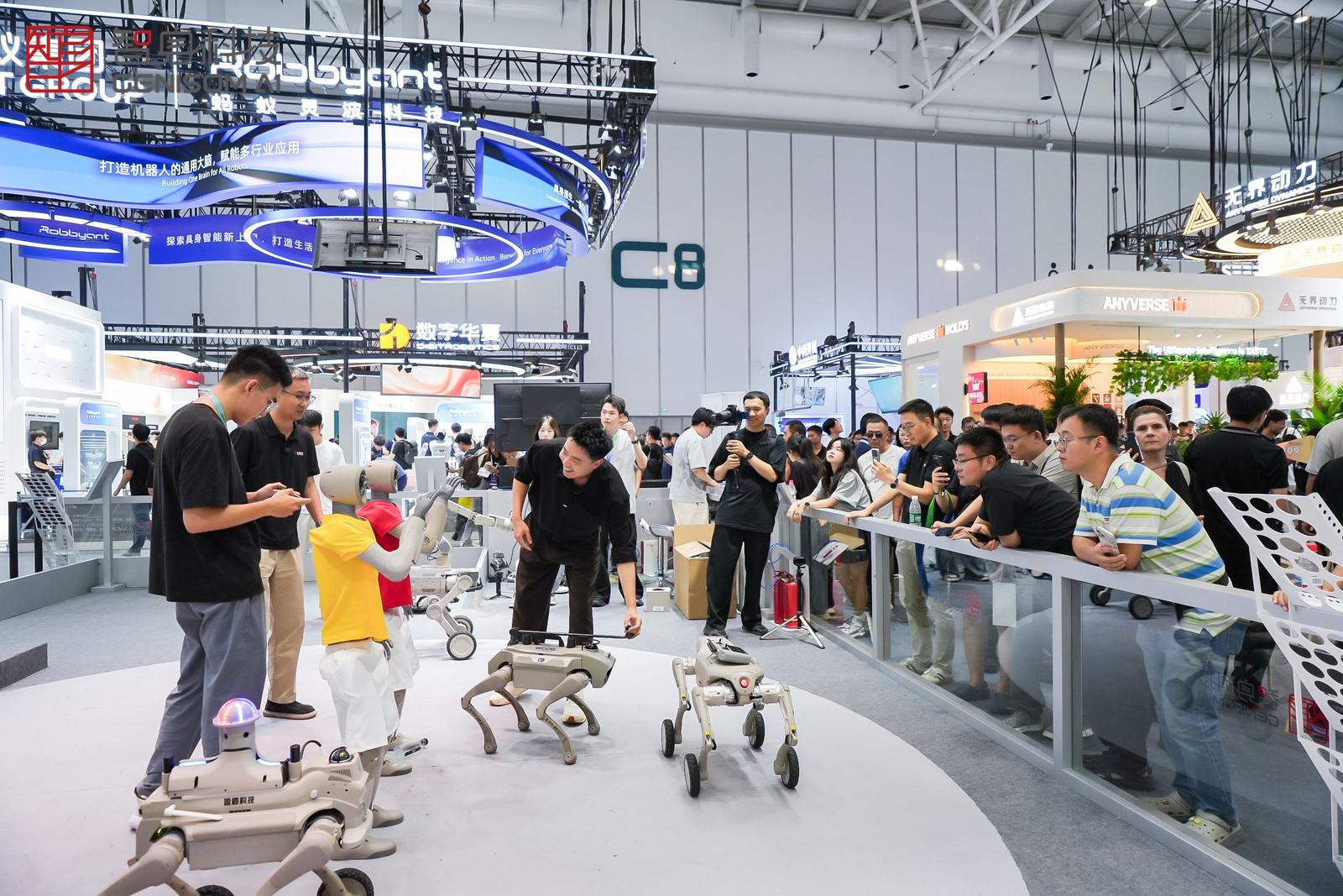 北京WRC导盲犬和机器狗一起上岗了不再是仅供观赏的展品，机器人终究是要落地干活，