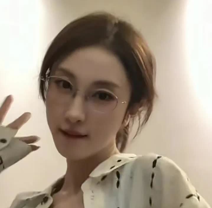 演多了“妖精”，面相也会改变的——张小婉肯定不知道。她只知道，自己是个演