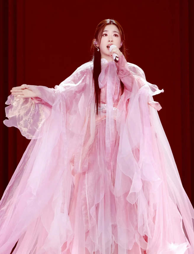 曾经的小女生张含韵，现在也长这么大了！