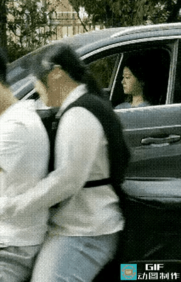 好温馨的瞬间，让开小车的美女司机感慨万千，回味无穷骑电瓶车的青年拖着女朋友，来