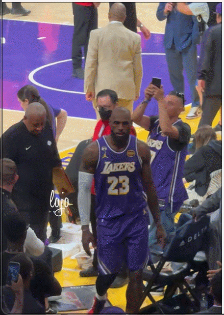 湖人超级球星詹姆斯真是气坏了！在今天湖人主场迎战篮网的比赛中，当时双方半场战罢，