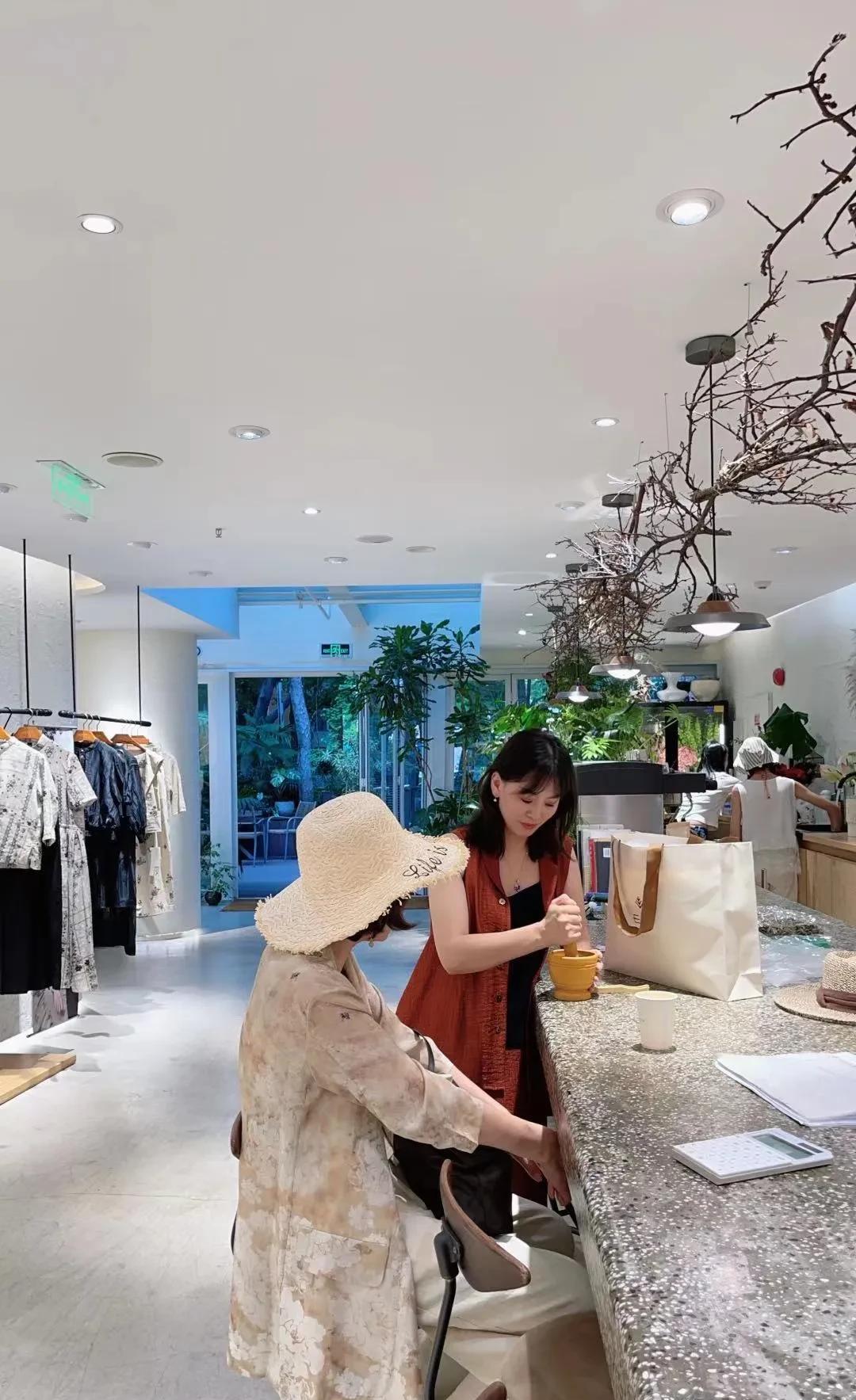 女人，到底该多买衣服，还是该少买衣服？这个问题，让许多女性朋友纠结不已。