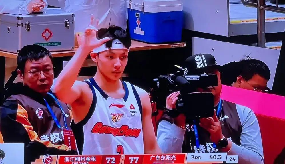 这CBA最近有点意思。传统强队一个个翻车，看得人直挠头。卫冕冠军广厦让人打