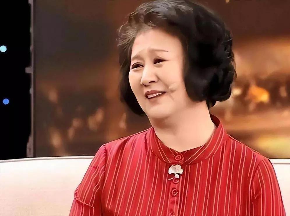 黄晓娟脱离赵本山，这事得从1992年说起。那年春晚结束，合作完《我想有个家》后，