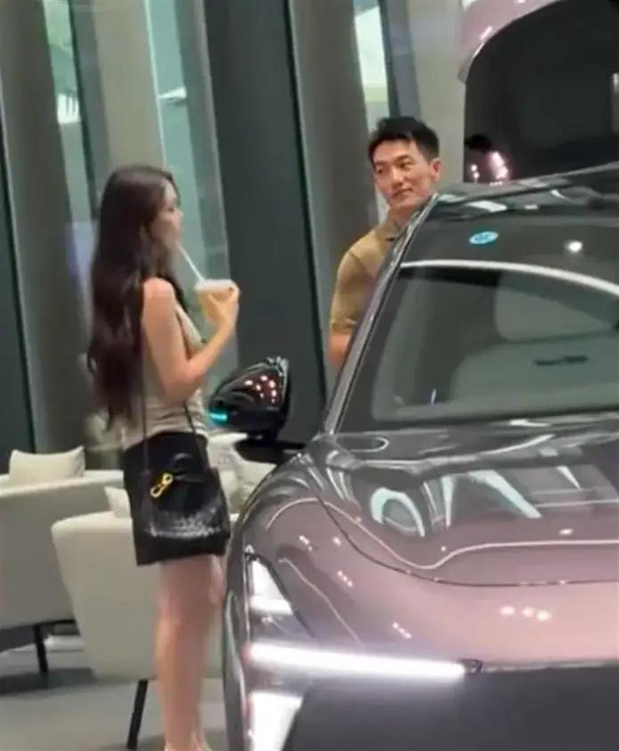 张馨予陪着老公在广州看车的时候，她背了4w的包包，何捷看老婆的眼神真的好宠溺​