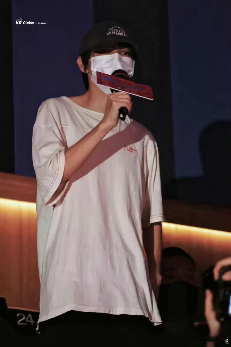王俊凯还在穿6年前的衣服王俊凯同学用实际行动证明：衣服不是用来换的，是用来培养