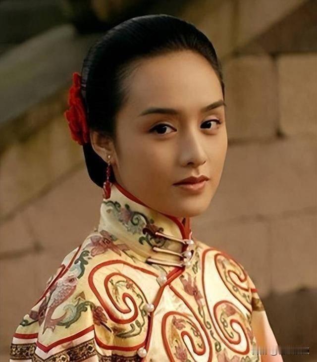 聚光灯下她突然转身，全网都在猜原因，她到底在坚持什么。饶敏莉不是突然消失的，是