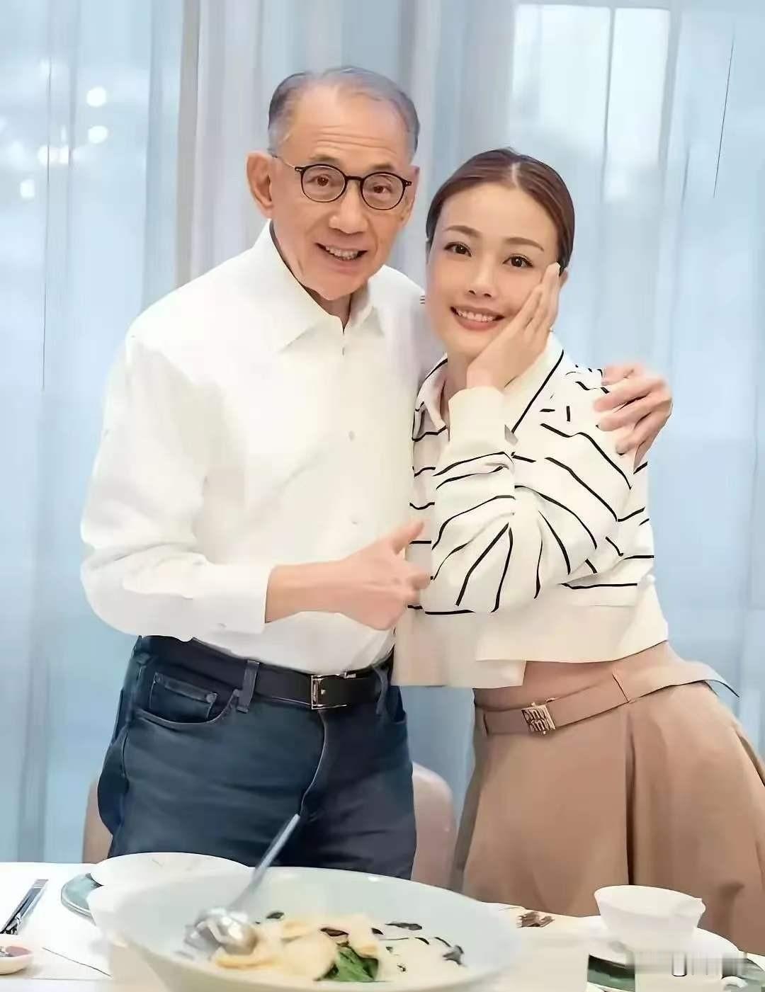 英皇25周年演唱会上，44岁的容祖儿连唱带跳19分钟，唱到高音处她突然哽咽，说老