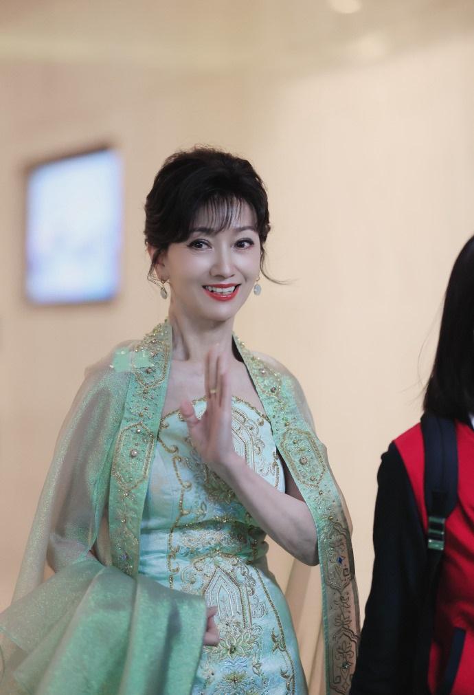 今天赵雅芝在出席金树林绽放之夜活动的时候搭配了一身水绿色的衣服，看上去特别的美。