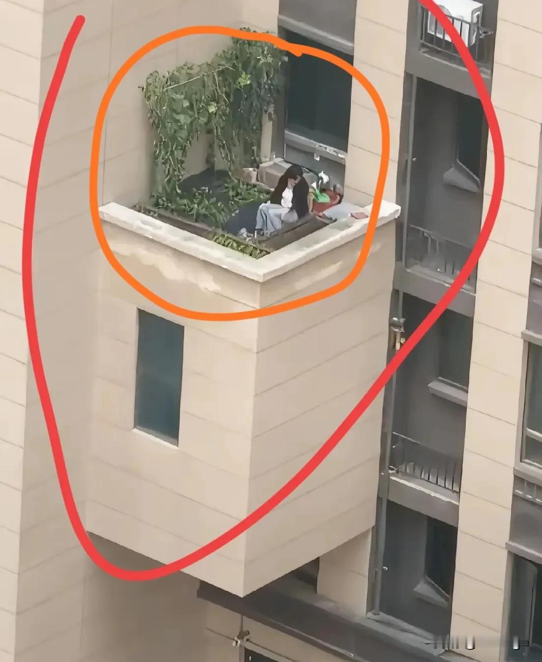 我滴妈呀!真是艺高人胆大呀!11层楼高的平台愣是改出个小阳台,还摆满绿植,