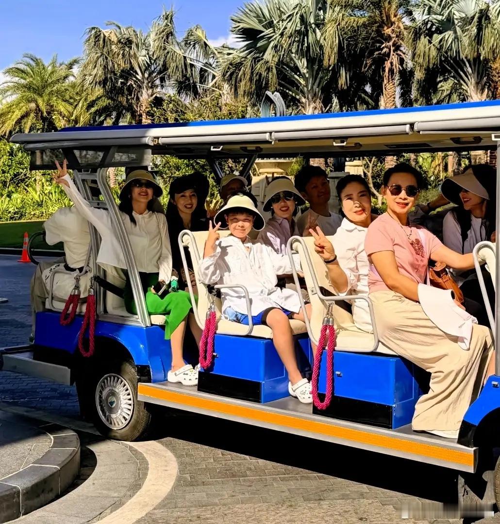 董璇佟丽娅带孩子在三亚的亚特兰蒂斯玩，小酒窝穿搭好漂亮啊！女明星离婚根本不是事，