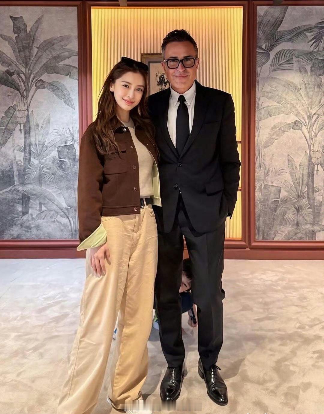 小海绵拍摄的Angelababy与爱马仕总监合影